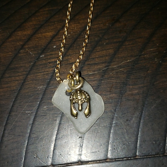 Gold colored handcrafted necklace and earring set - Picture 4 of 5